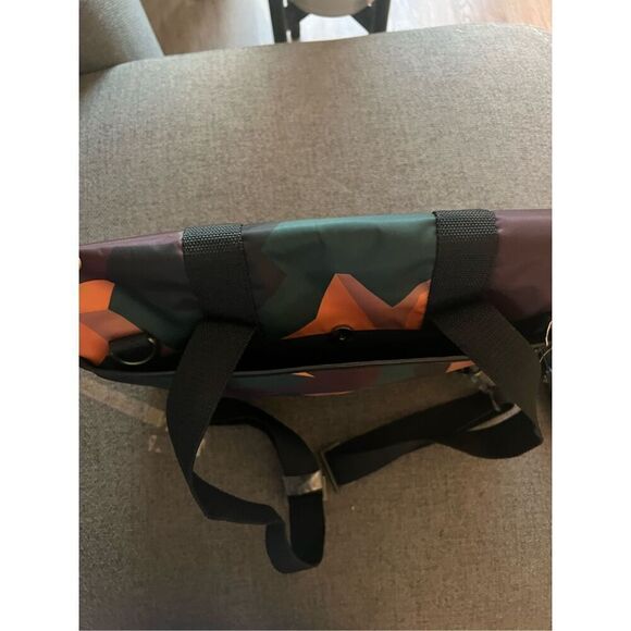 Calvin Klein camouflage-print duffle Messenger Bag - Picture 9 of 11